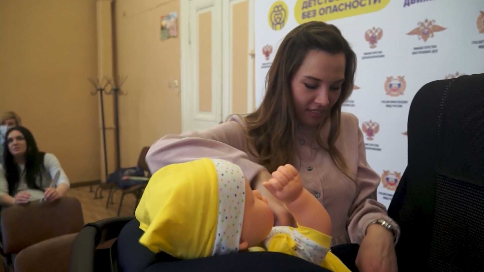 Рожениц в Костроме научили правилам безопасной перевозки малышей