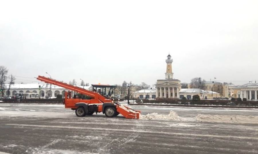 В Костроме устраняют последствия ночного снегопада
