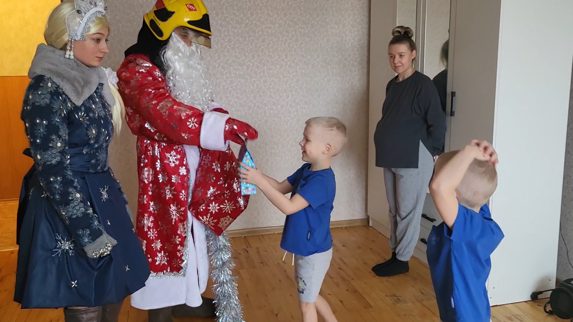 Костромичи начали получать новогодние подарки от пожарного Деда Мороза
