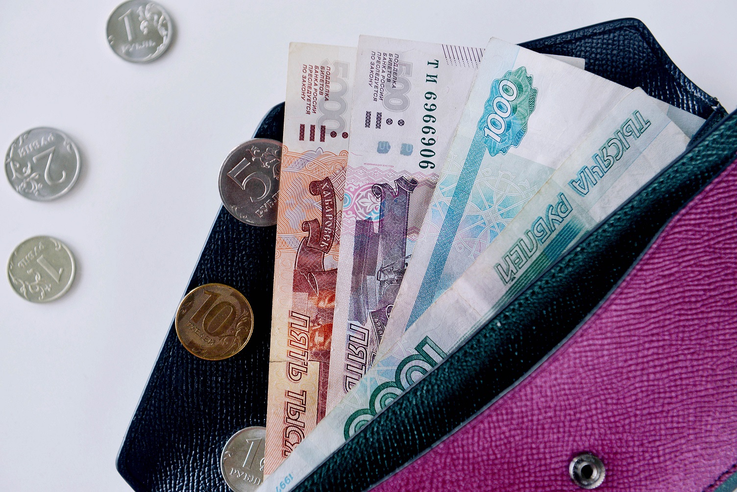 Жулики убедили пенсионерку из Костромы выслать им деньги наличными в конверте