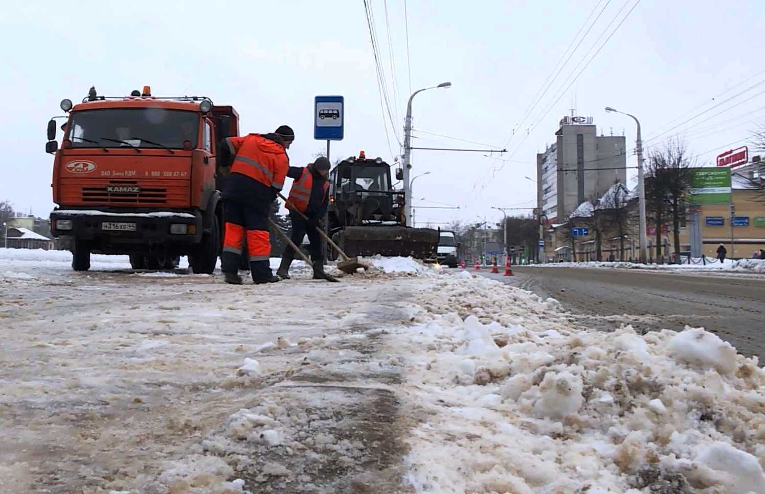 Снег с улиц Костромы вывозят тысячами кубов