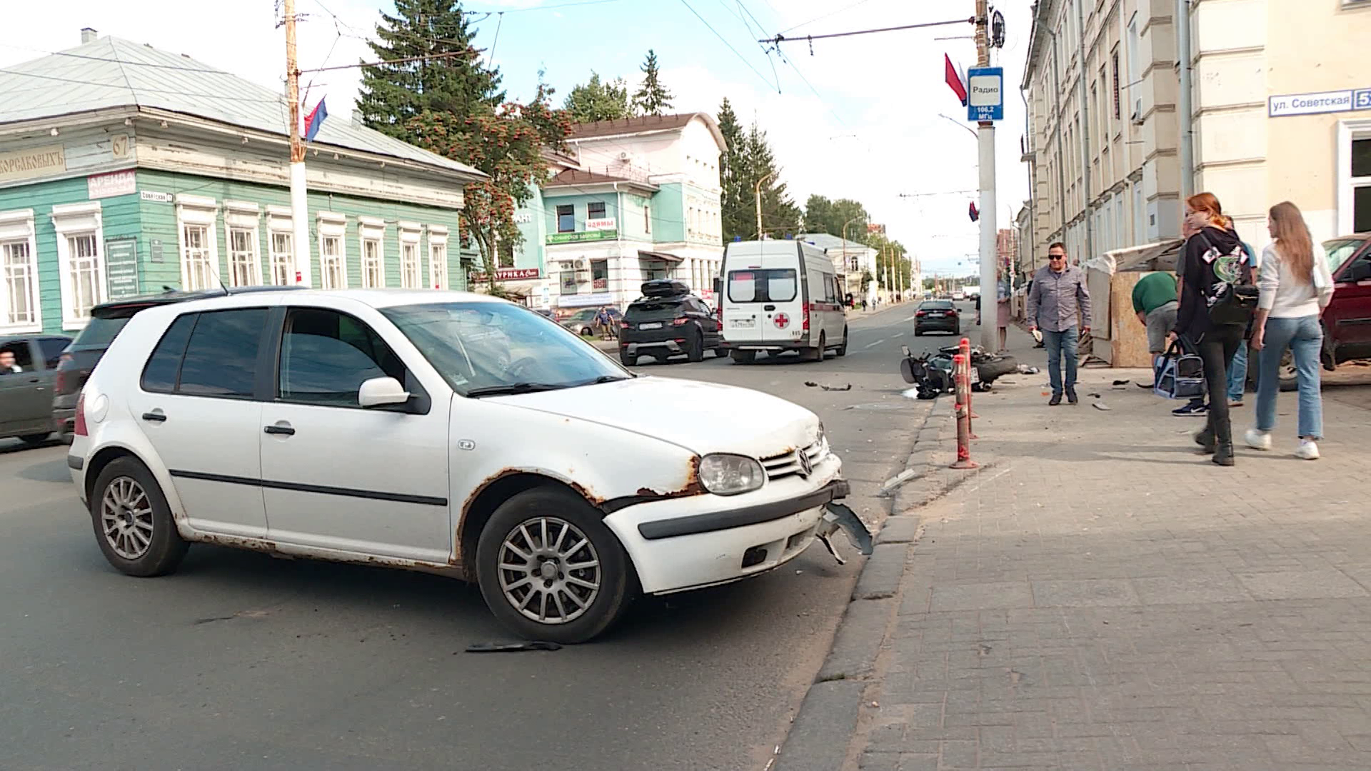 На главной улице Костромы мотоциклист попал под колеса иномарки