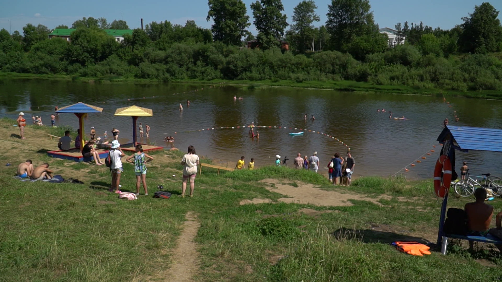 В костромском райцентре волонтёры присоединились к рейдам по местам отдыха у воды