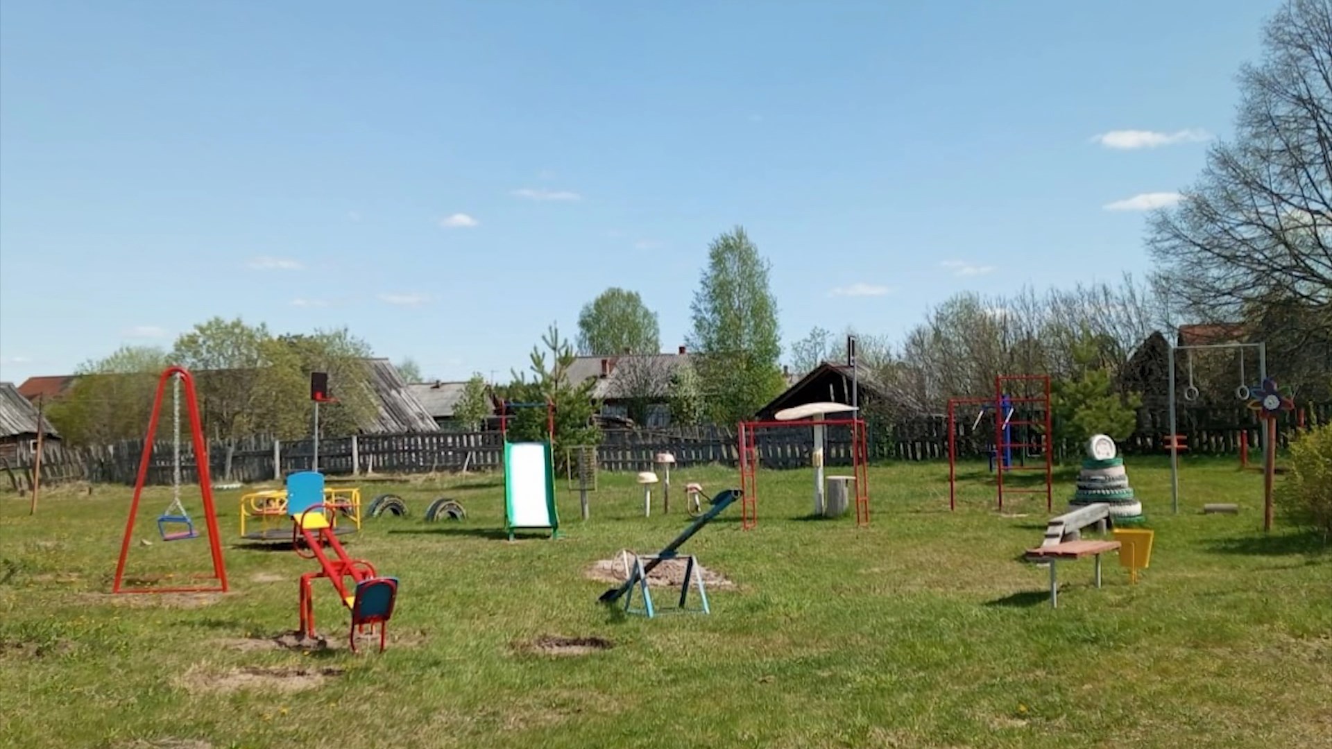 У юных жителей костромской глубинки появилась новая детская площадка