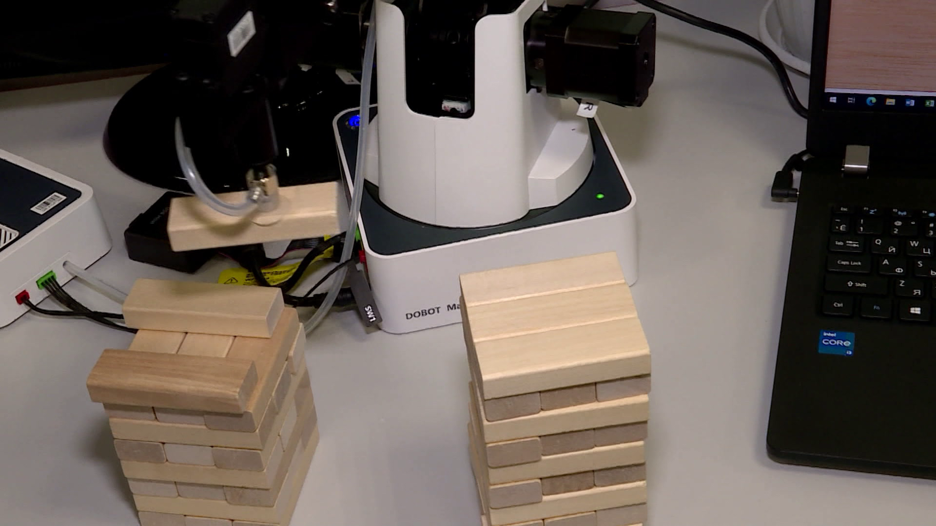 Школа в костромской глубинке получила робота с ноутбуками