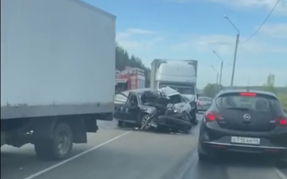 При столкновении 4 автомобилей на выезде из Костромы погиб водитель