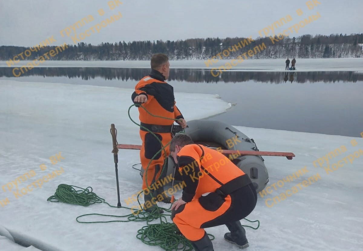 Спасатели под Костромой доставили на берег двух рыбаков