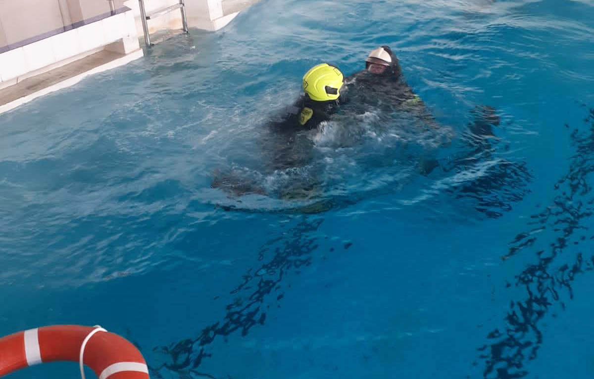 Пожарные в Костроме провели тренировку по плаванию в полном снаряжении