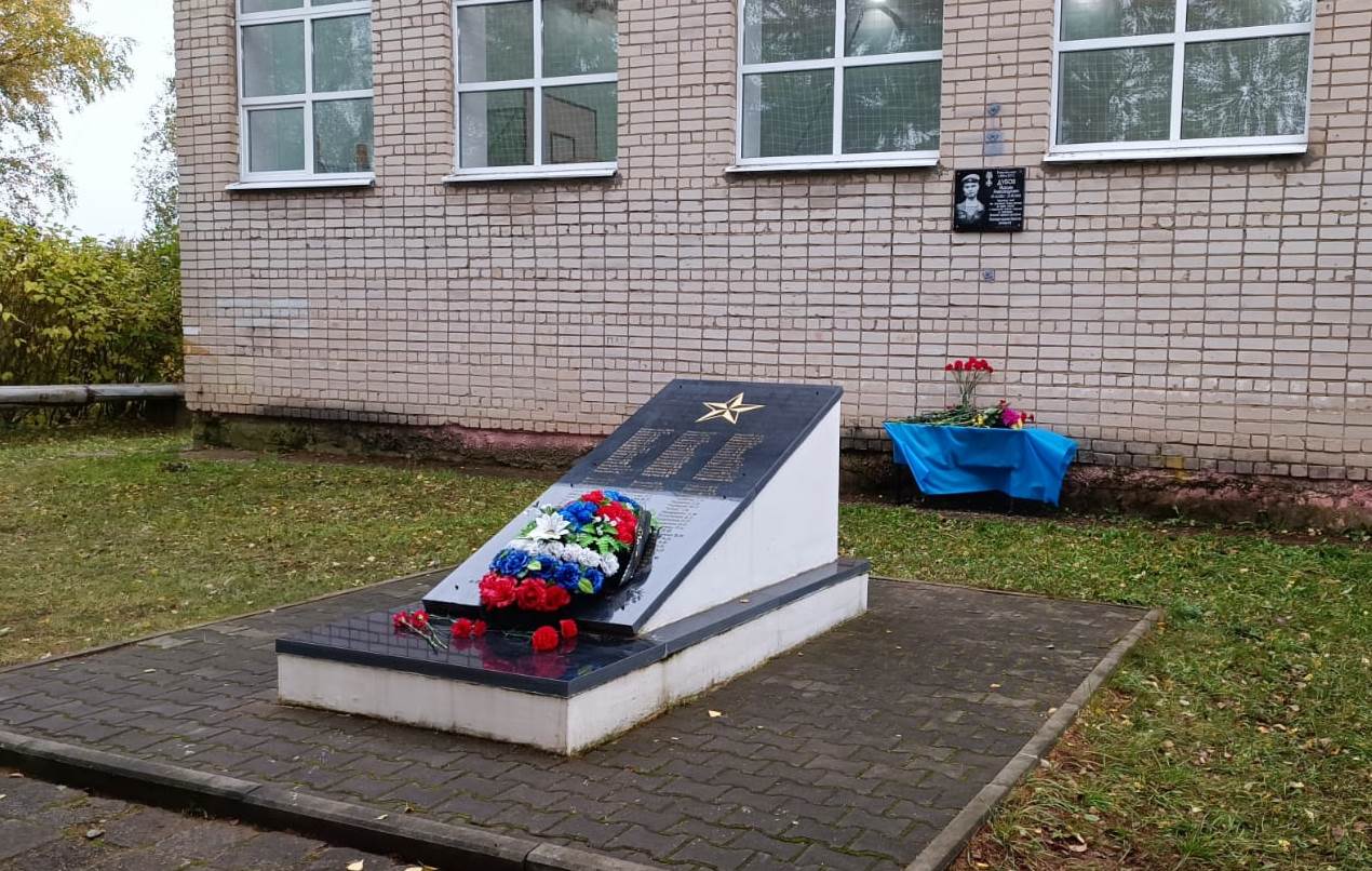 Отец и брат погибшего на Украине бойца открыли мемориальную доску на школе под Костромой