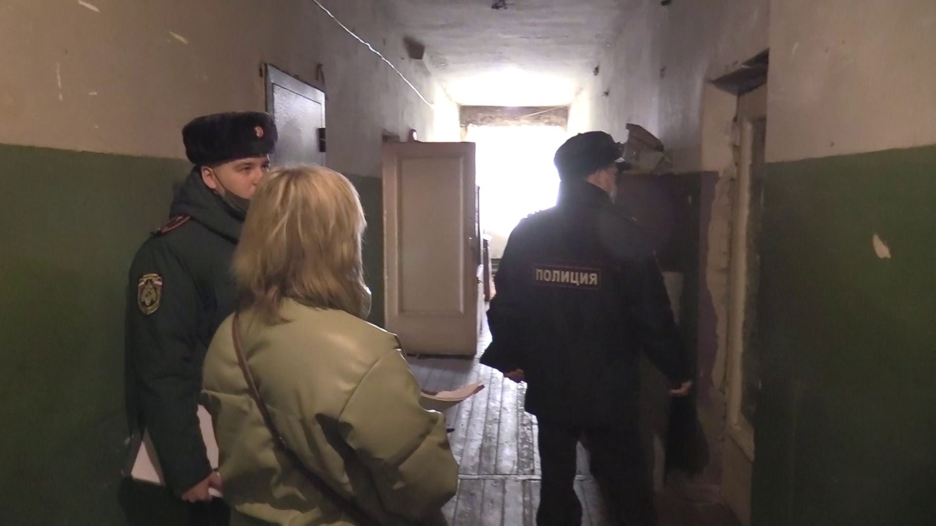 Костромские полицейские в компании казаков и дружинников навестили местных рецидивистов