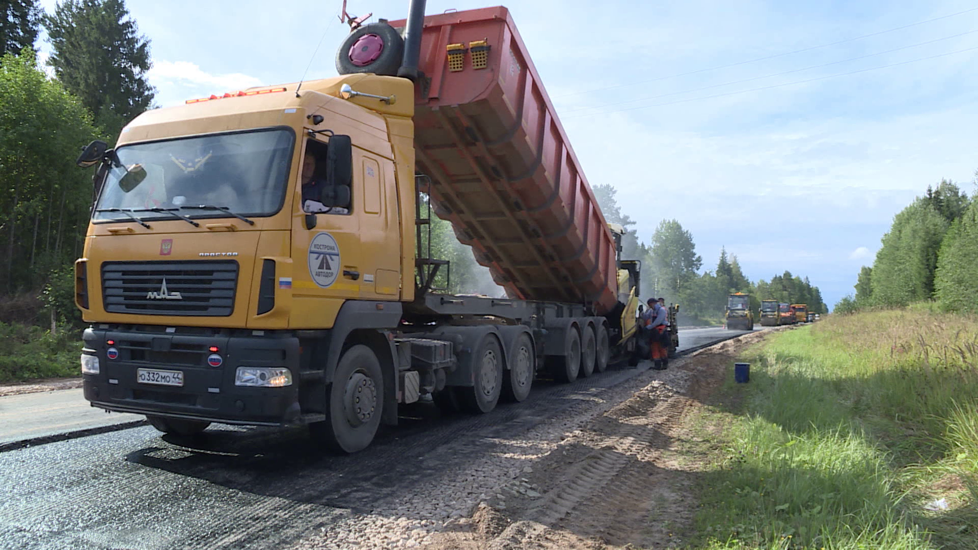 Важная дорога на северо-западе Костромской области обрастает новым асфальтом