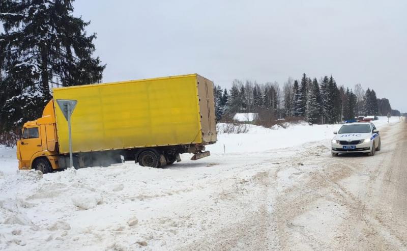 Автоинспектор на трассе в Костромской области помог водителю отремонтировать грузовик