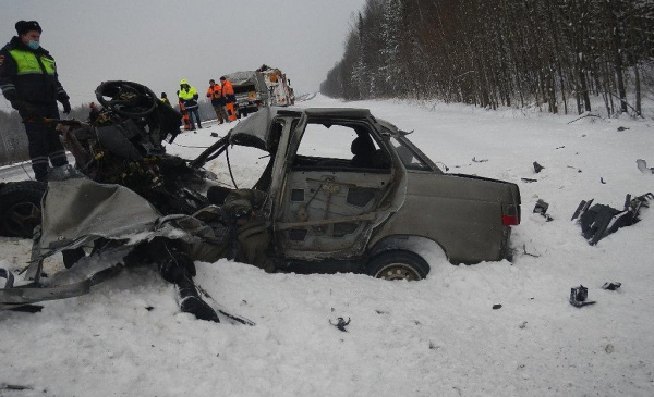 Костромским спасателям пришлось вырезать пострадавшего из разбитой машины