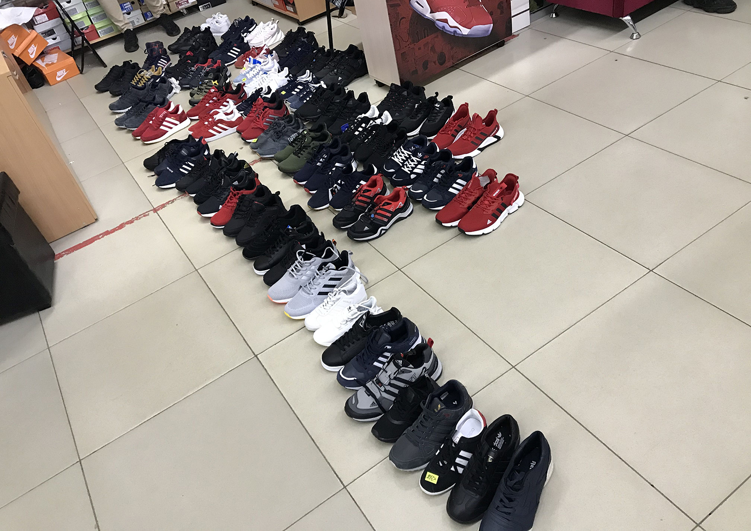 В костромском магазине продавали поддельные кроссовки