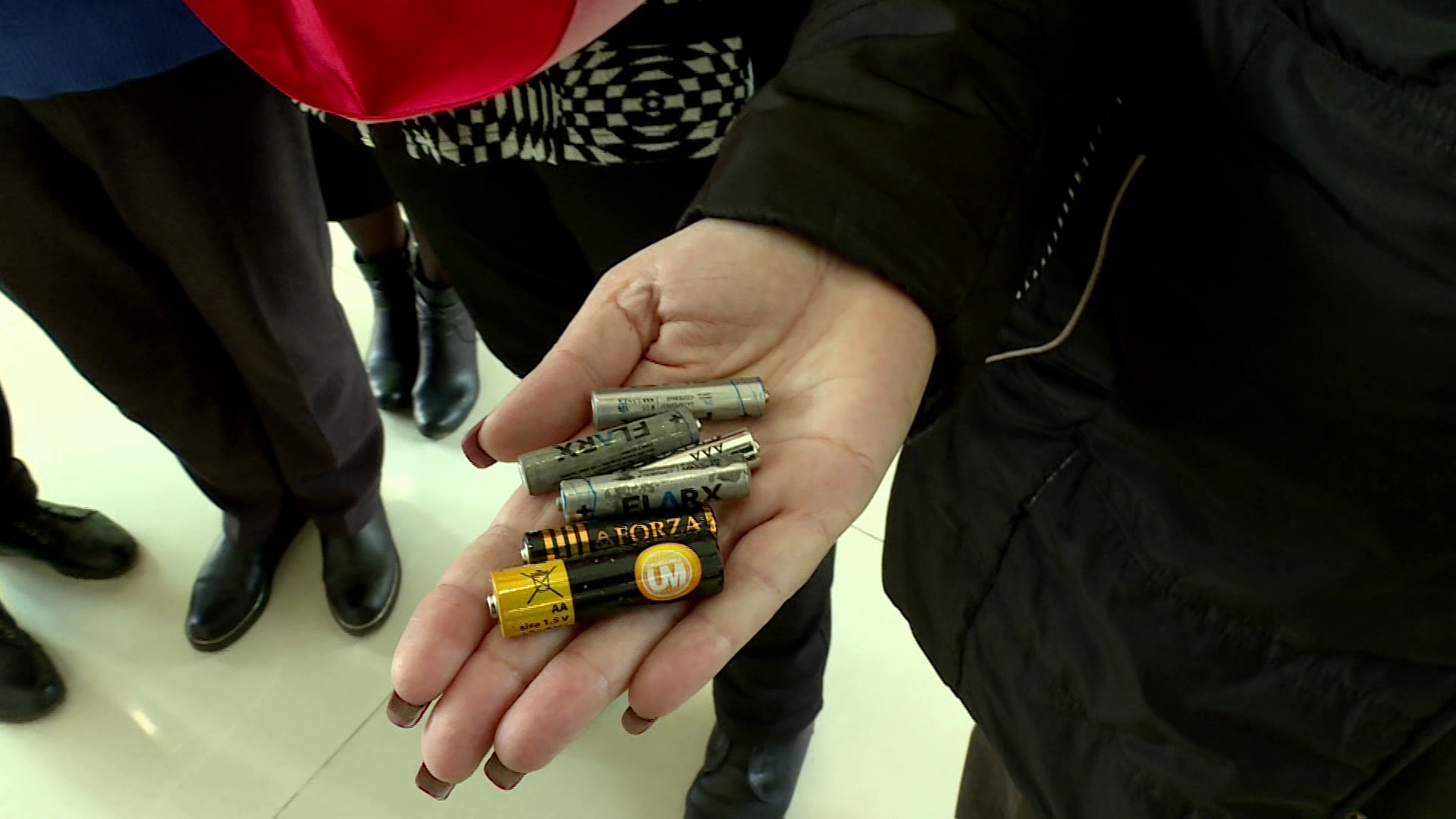 В Мантурове молодежь занялась утилизацией батареек
