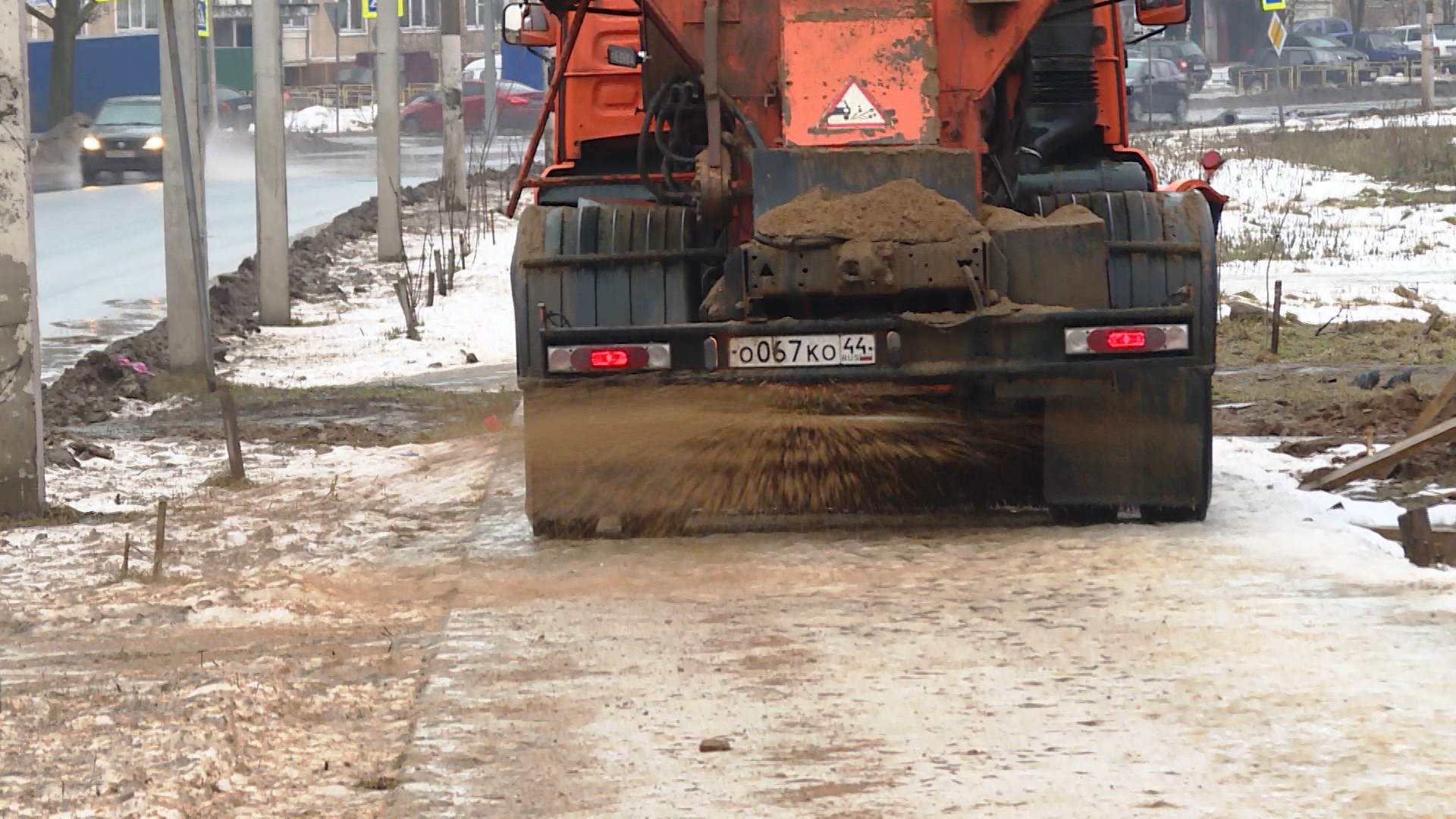 На улицы Костромы высыпали 137 тонн реагентов за сутки