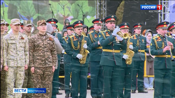 Знамена костромских десантных полков, находящихся в зоне СВО, пронесли у Монумента Славы