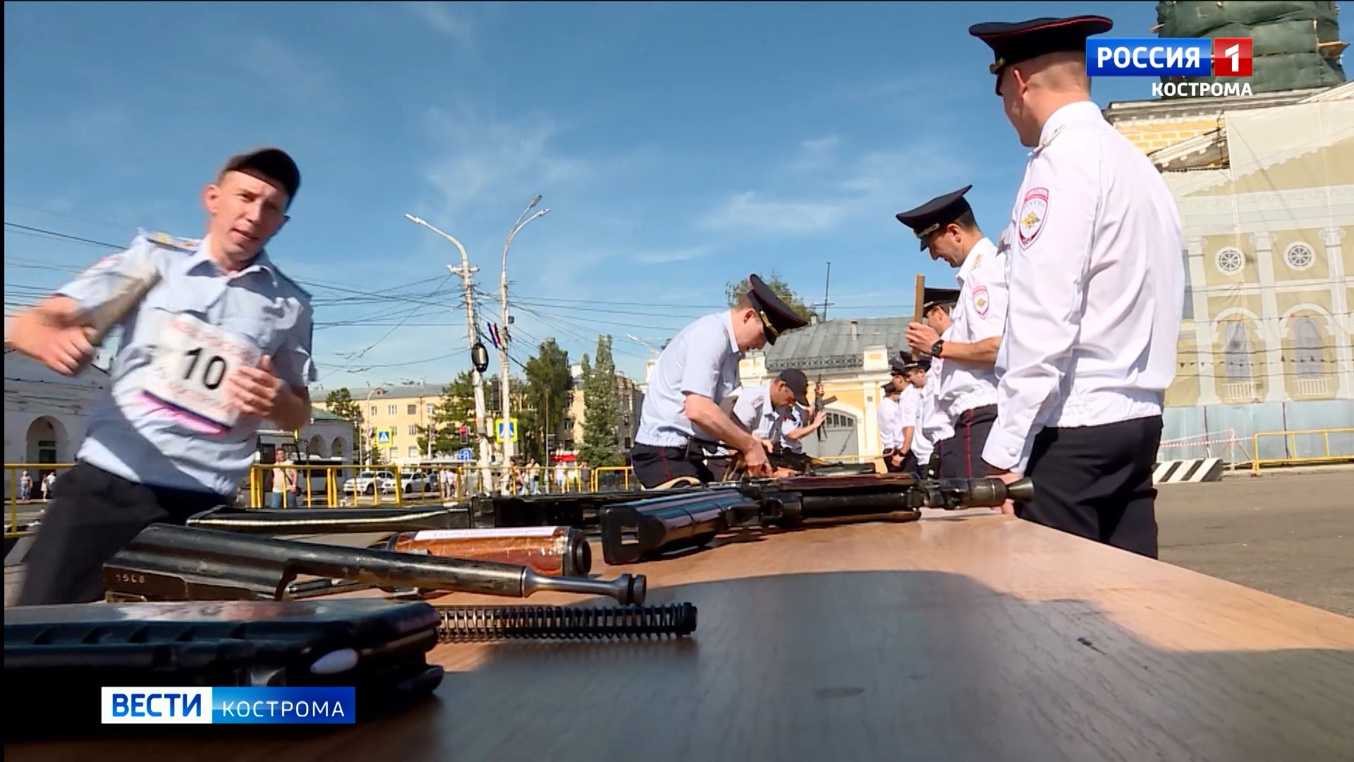 Стрельба, бег с собаками и «Гром»: полицейские устроили спортивный праздник в центре Костромы