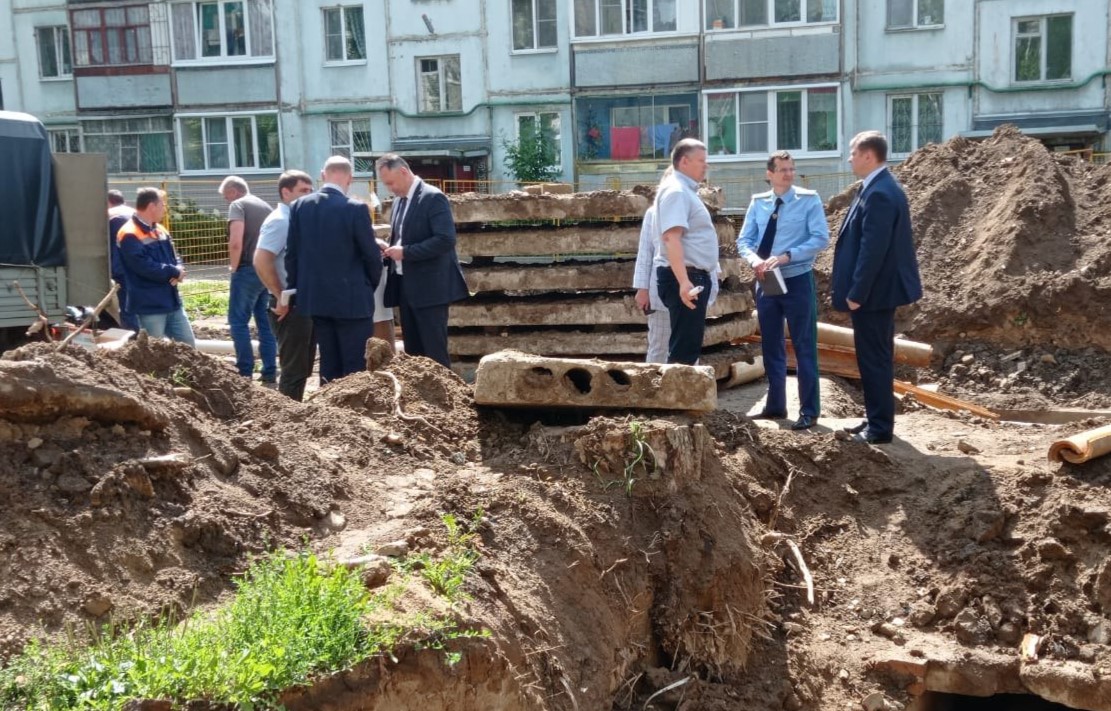 Прокуратура и администрация региона проверили ход ремонта теплосетей в Костроме
