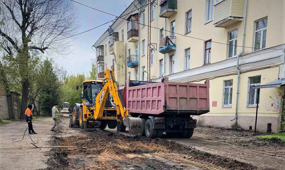 Подрядная организация приступила к замене асфальта в костромских дворах |  ГТРК «Кострома»