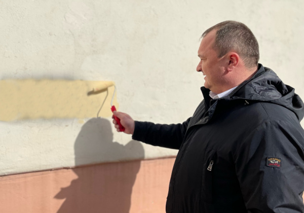 Полицейские и общественники замазали вредные надписи на стенах домов Костромы