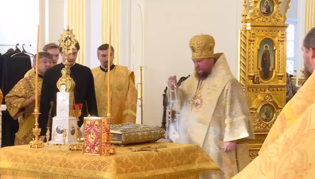 В алтаре Богоявленского собора Костромского кремля установили престол