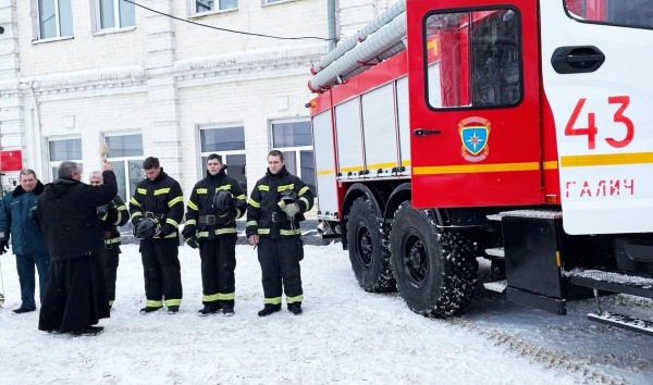 Пожарным из костромского райцентра передали новую автоцистерну