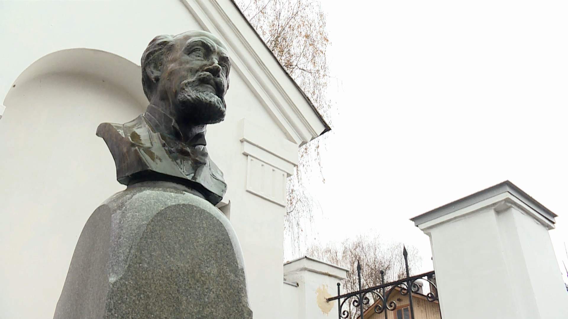 Добровольцы облагородили памятник драматургу Алексею Писемскому в Костроме