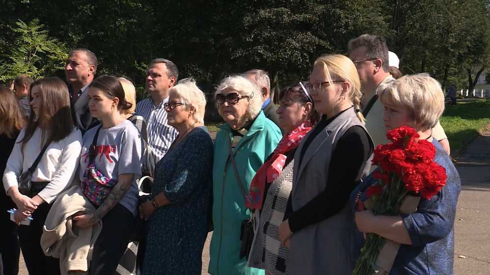 Депутат Госдумы встретился с костромичами у памятника Ленину