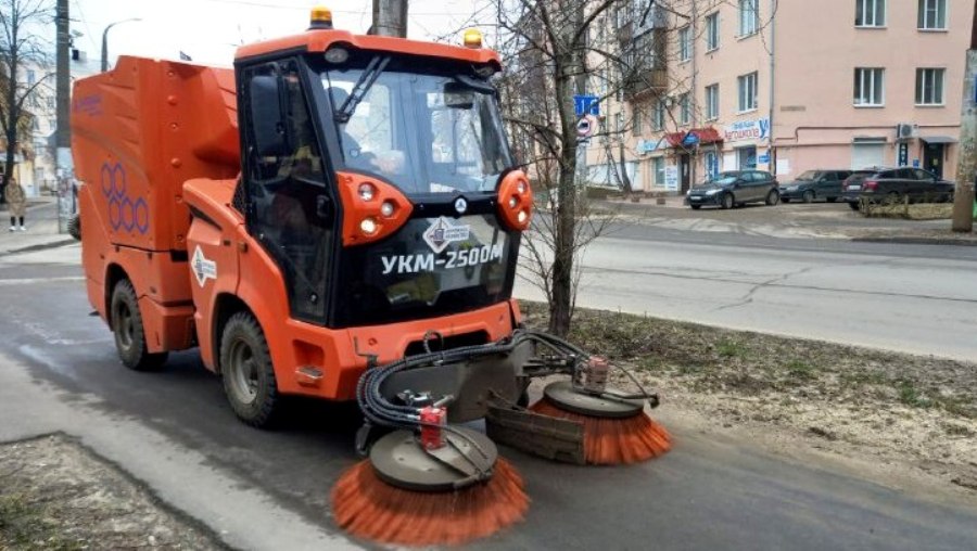 Дорожная грязь и мусор тоннами выметаются с костромских улиц