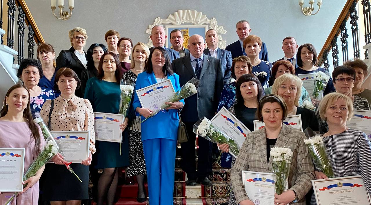 24 муниципальных служащих получили благодарности и грамоты из рук губернатора Сергея Ситникова