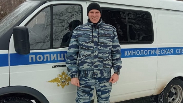Полицейский в Костроме потушил горящий на дороге автомобиль