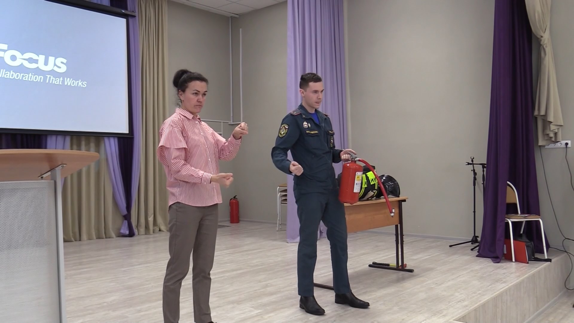 Слабослышащим детям в Костроме объяснили, как пользоваться огнетушителем и спасательным жилетом