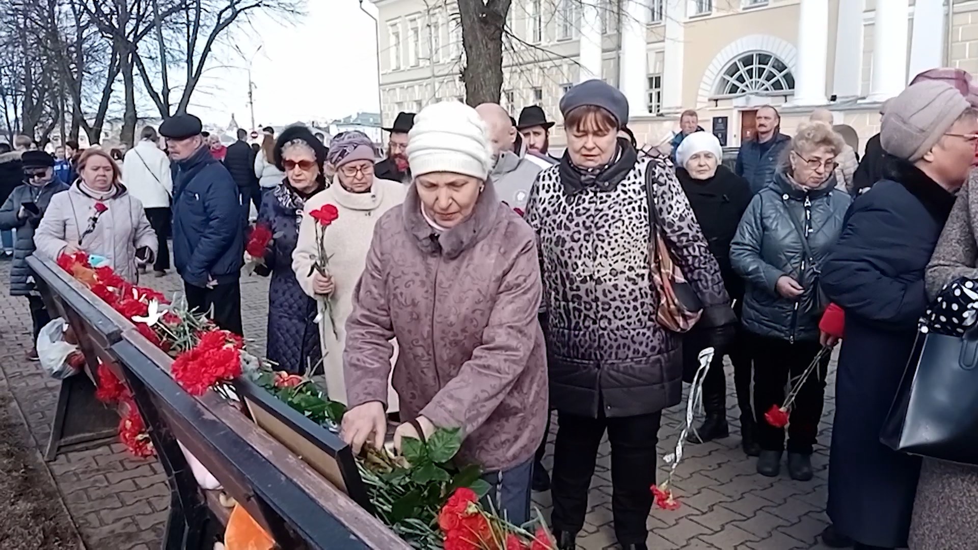 Горожане продолжают нести цветы, игрушки и свечи к скамье Памяти в Костроме  | ГТРК «Кострома»