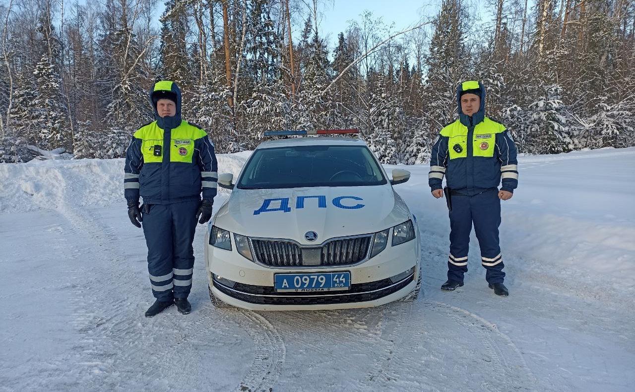 Сотрудники спецвзвода ДПС не дали замерзнуть отцу с сыном на трассе в Костромской области