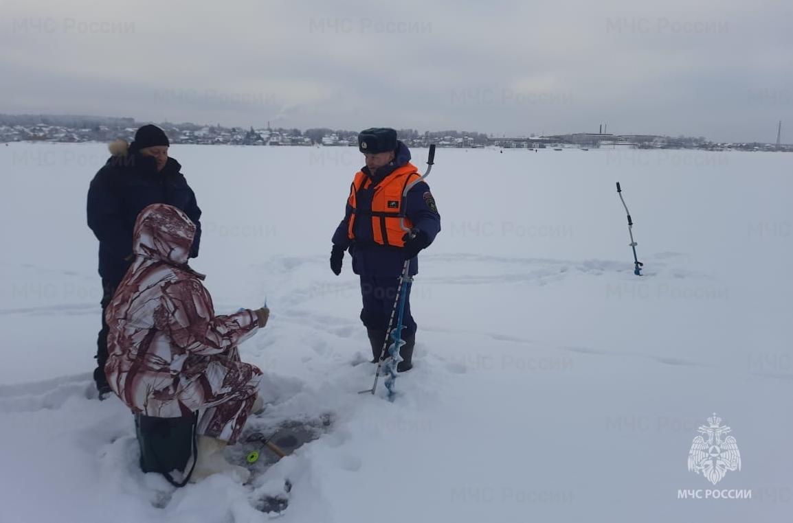 Сотрудники МЧС напоминают костромским любителям зимней рыбалки о правилах безопасности