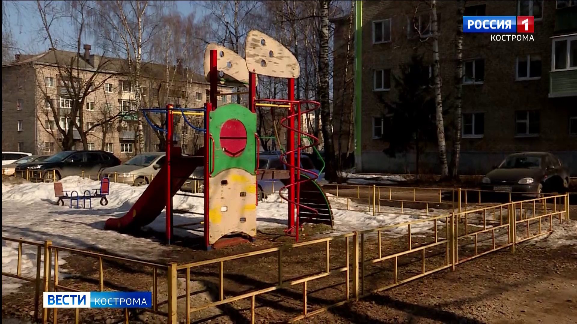 Некоторые детские площадки в Костроме «поплыли» после зимы   