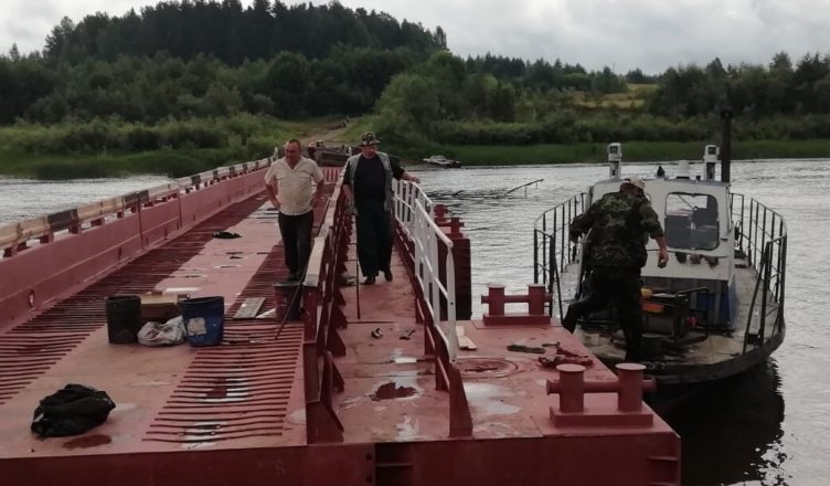 У села Михайловица в Костромской области обновляют понтонный мост