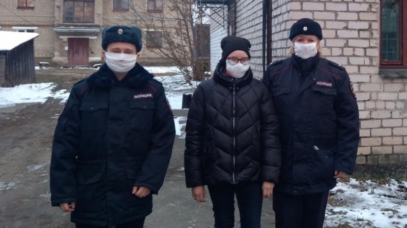 В Костромской области школьница шьет маски для полицейских