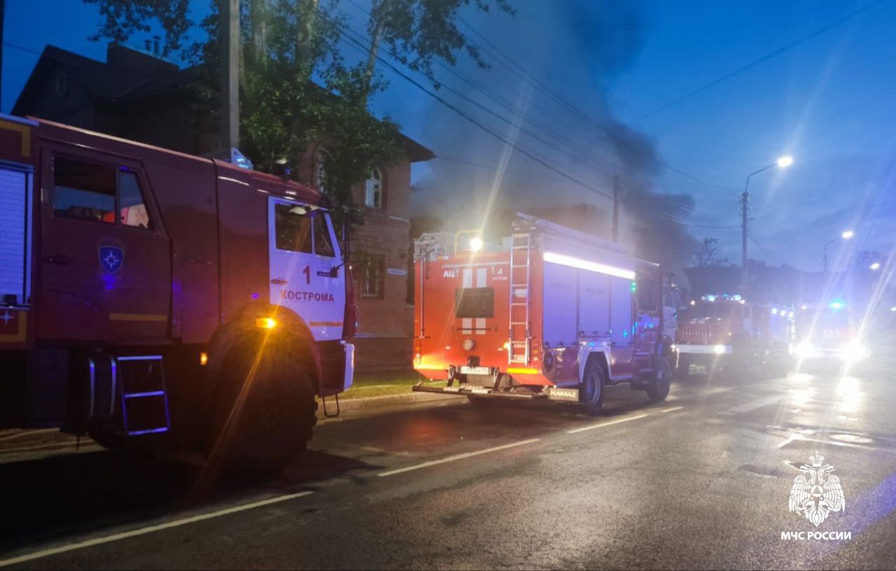 Ночью на пожаре в Костроме сотрудники МЧС спасли двух человек | 16.06.2024  | Кострома - БезФормата