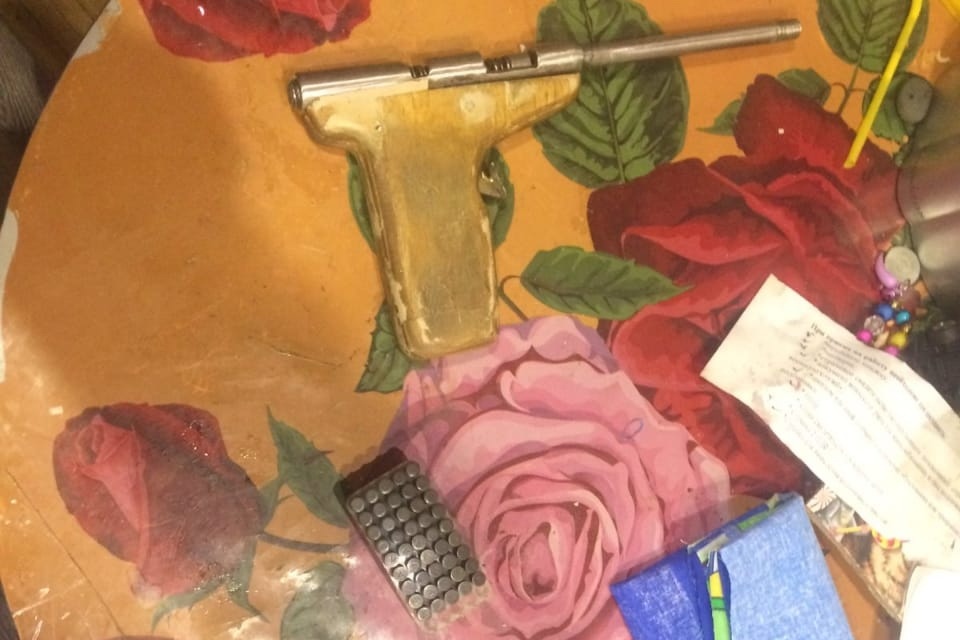 Затейливый пистолет нашли костромские полицейские при поиске наркотиков