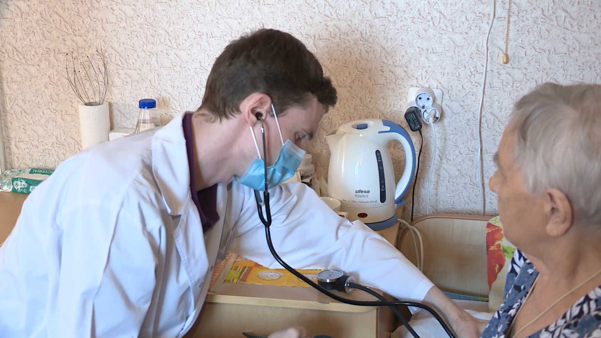 Почти 500 костромских пенсионеров получили помощь частных клиник на дому