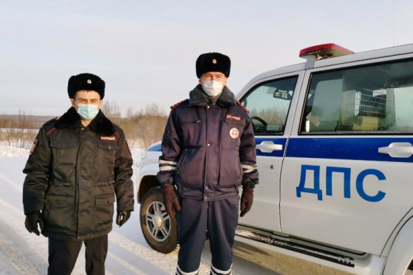 Попавшим в ЧП на костромской трассе туристам помогли полицейские