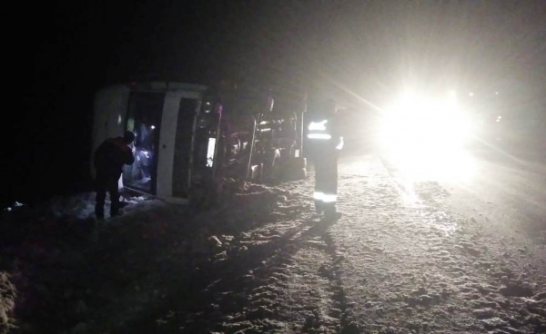 Водителю опрокинувшегося на костромской трассе грузовика помогли автоинспекторы