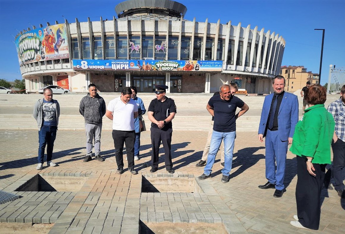 Общественники проверили качество благоустройства территории у костромского цирка