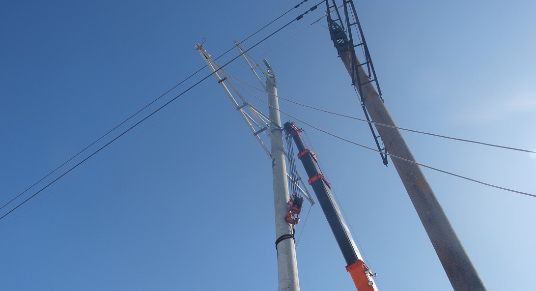 Железобетонные столбы электромагистралей в Костроме уступили место секционным стойкам