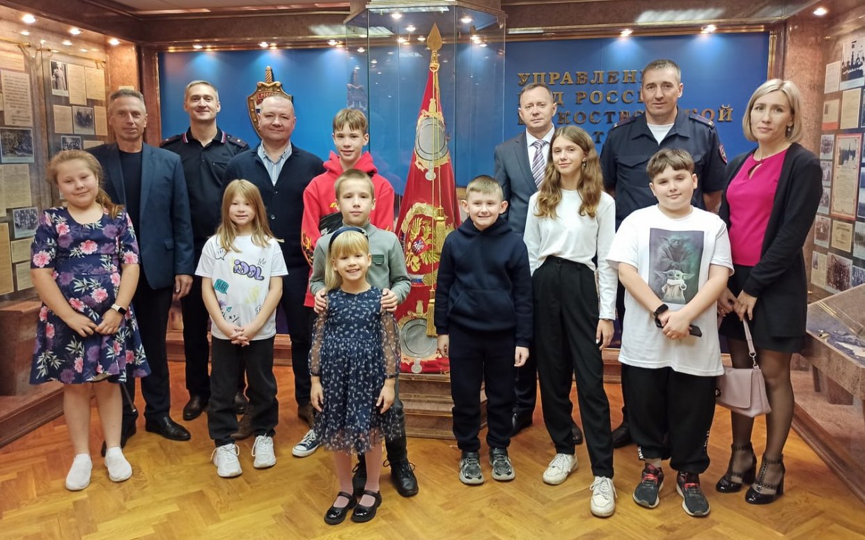 Полицейские и общественники поздравили детей костромских ветеранов МВД с предстоящим Днём знаний