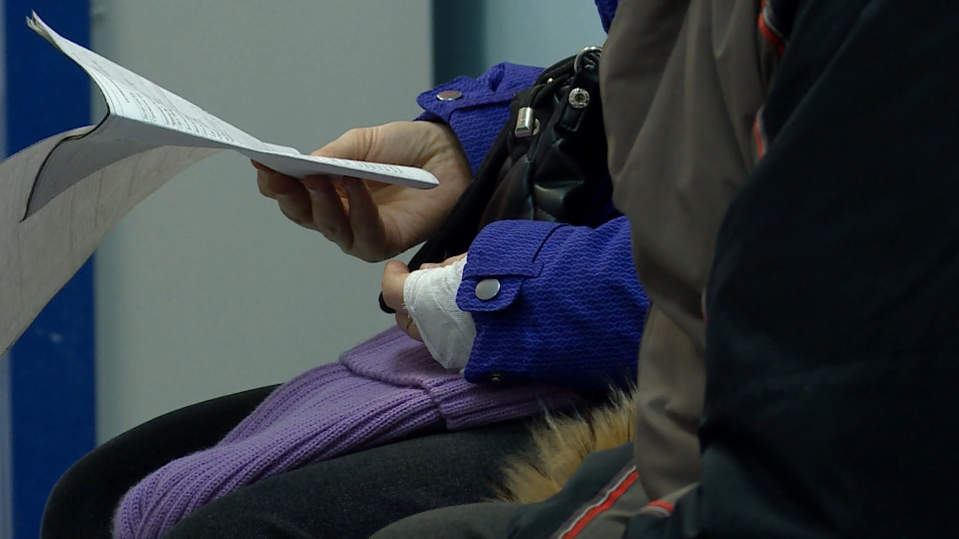 Вторые сутки подряд в Костроме врачи и медсестры без отдыха принимают людей с переломами