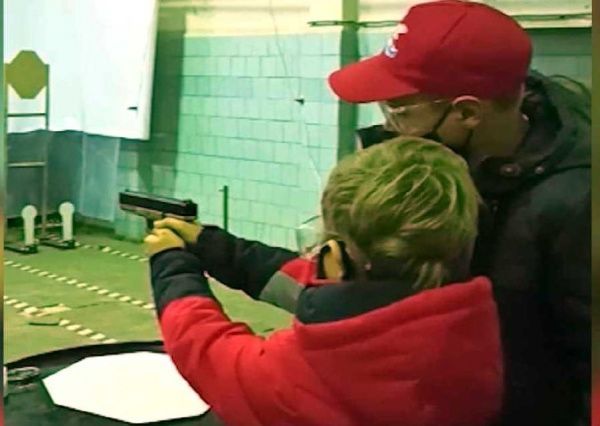 Школьников из костромского райцентра научили стрелять из пистолета