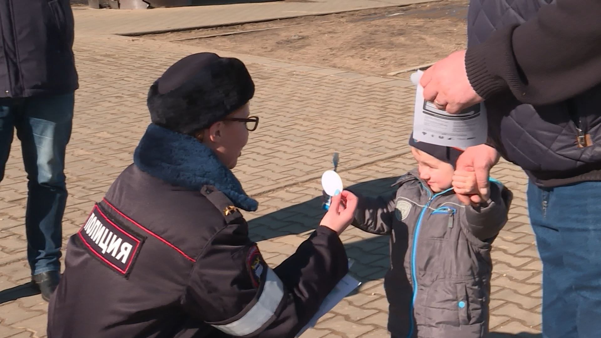 От улыбки пешеход светлей: костромские автоинспекторы сегодня раздавали горожанам «смайлы»